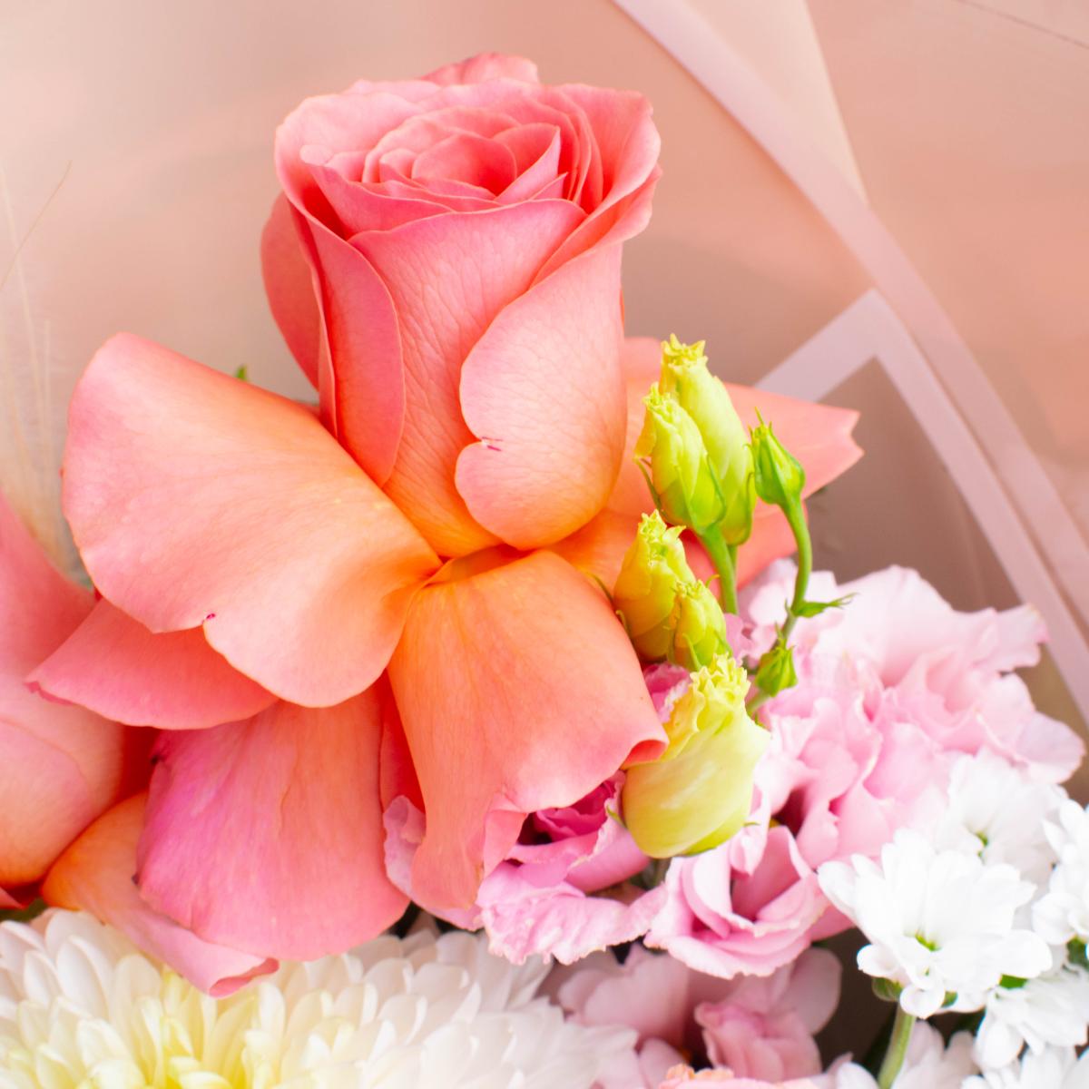 Букет с розовыми розами и хризантемами