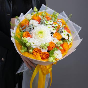 Букет с хризантемами и оранжевыми розами