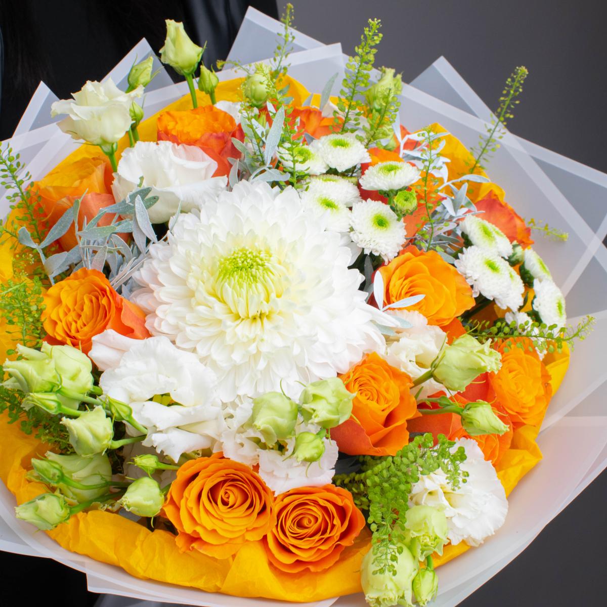 Букет с хризантемами и оранжевыми розами