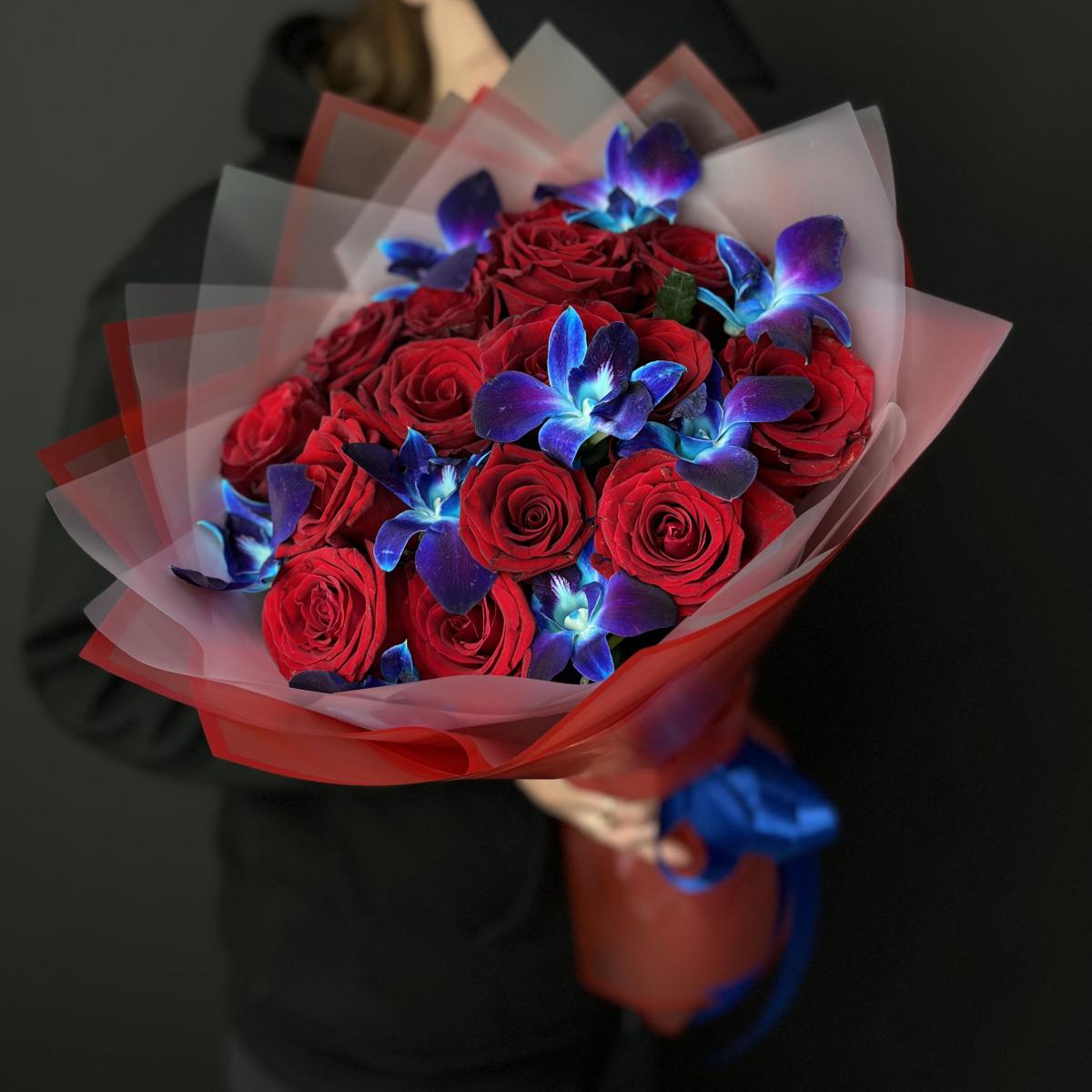 Красные розы с дендробиумом