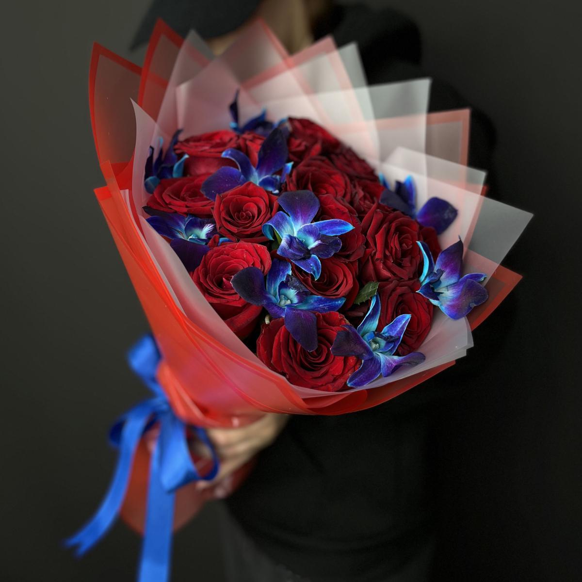 Красные розы с дендробиумом