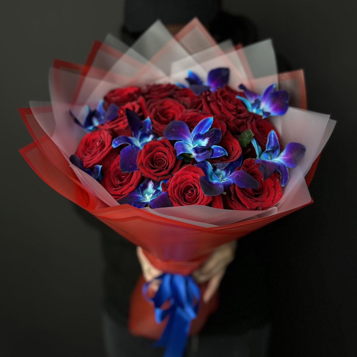 Красные розы с дендробиумом