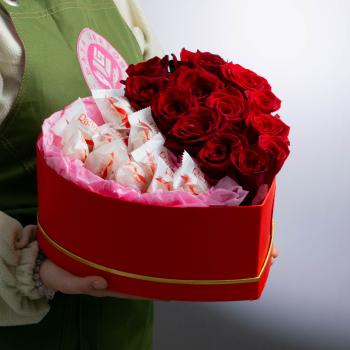Красные розы в коробке с конфетами