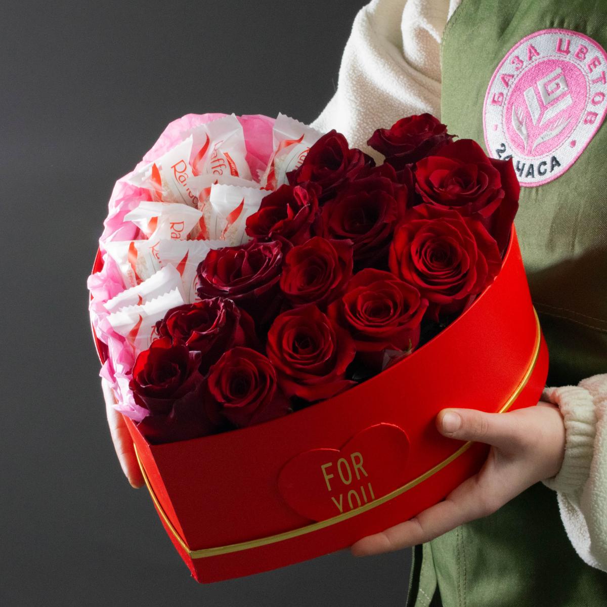 Красные розы в коробке с конфетами