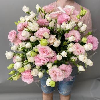 Букет с 15 кустовыми розами и лизиантусами