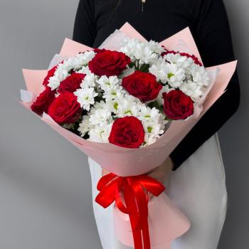 11 красных роз и белые хризантемы