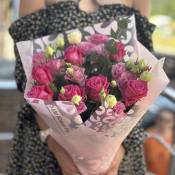 Букет с 7 розовыми розами, лизиантусами и эвкалиптом