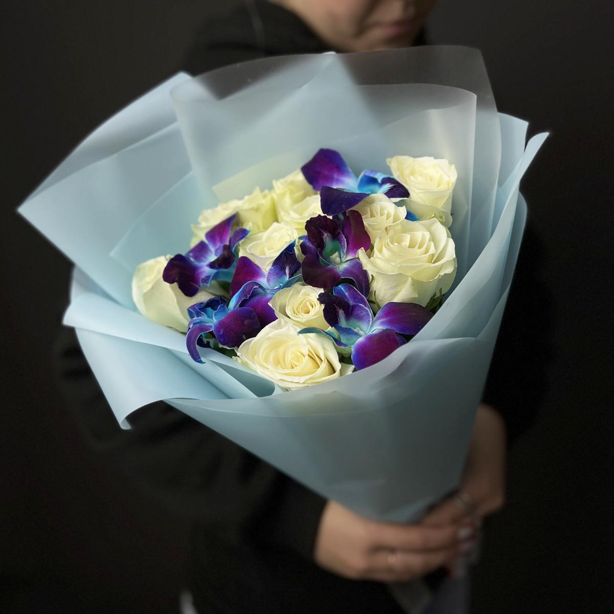 Розы с орхидеями Дендробиумом