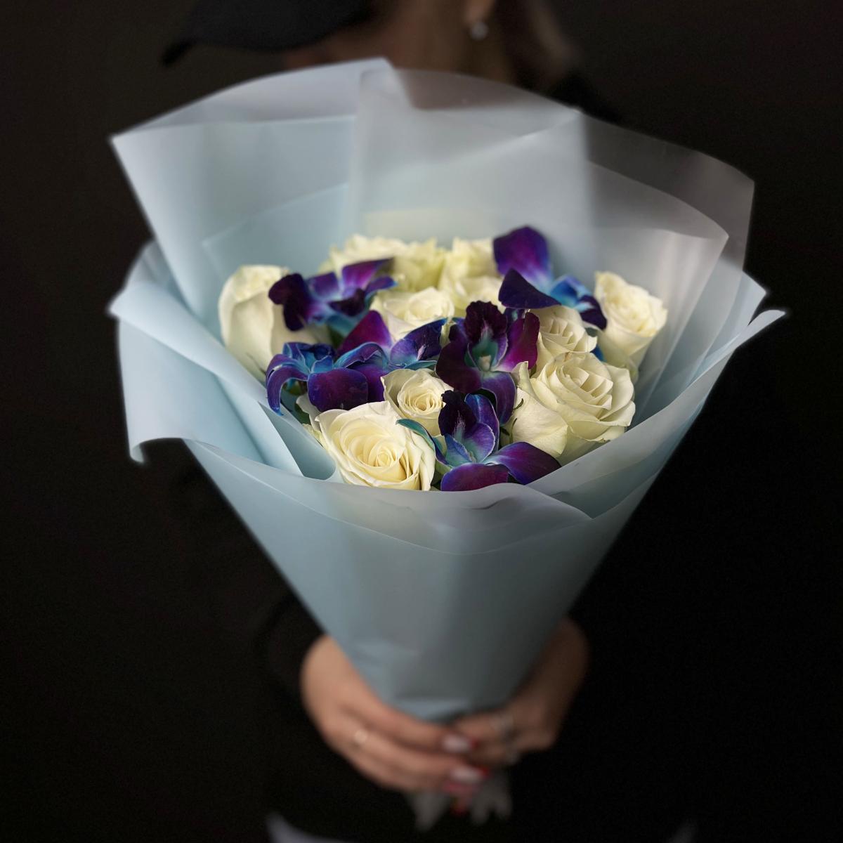 Розы с орхидеями Дендробиумом