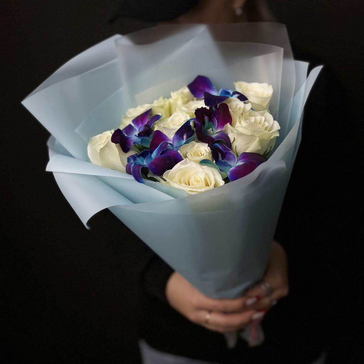 Розы с орхидеями Дендробиумом