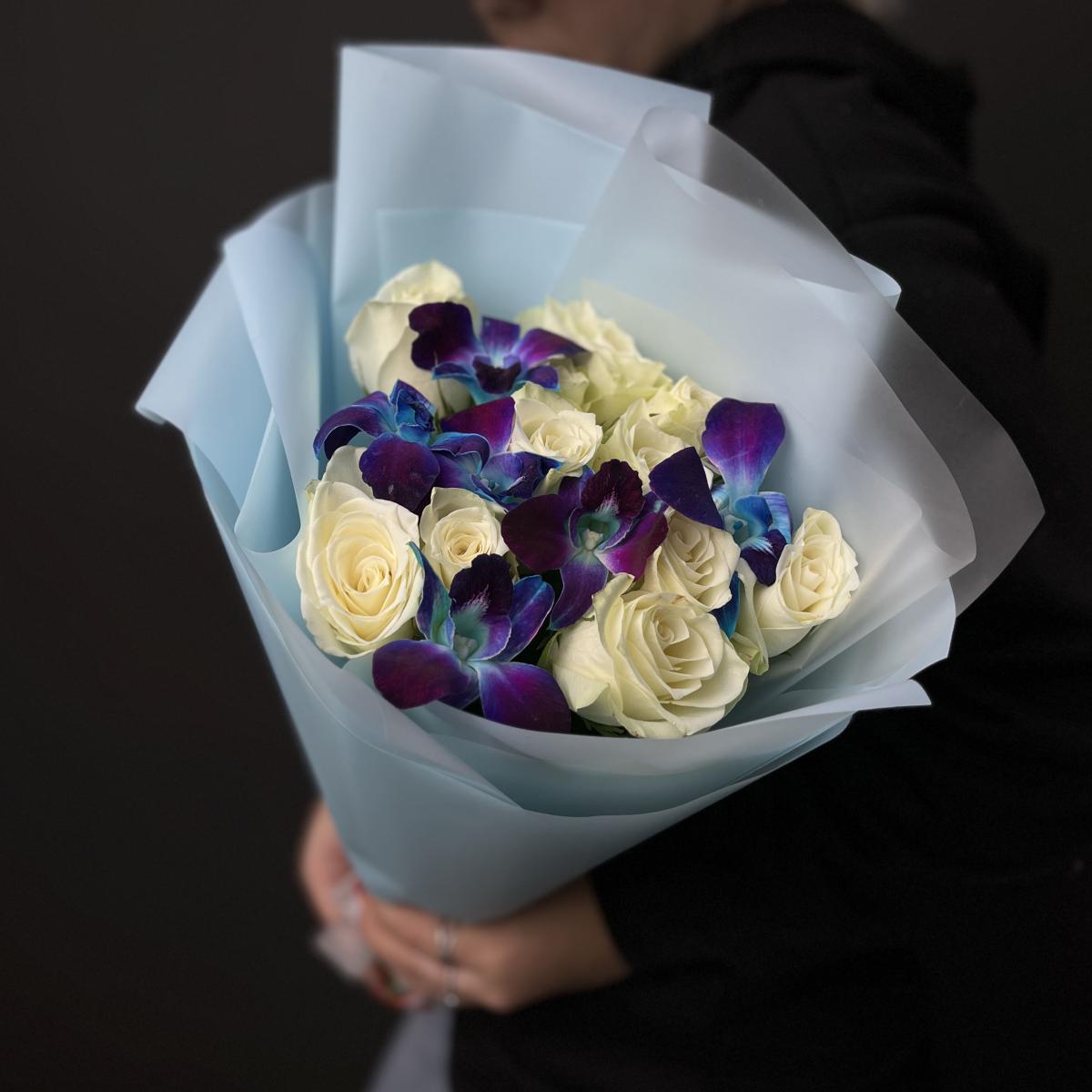 Розы с орхидеями Дендробиумом