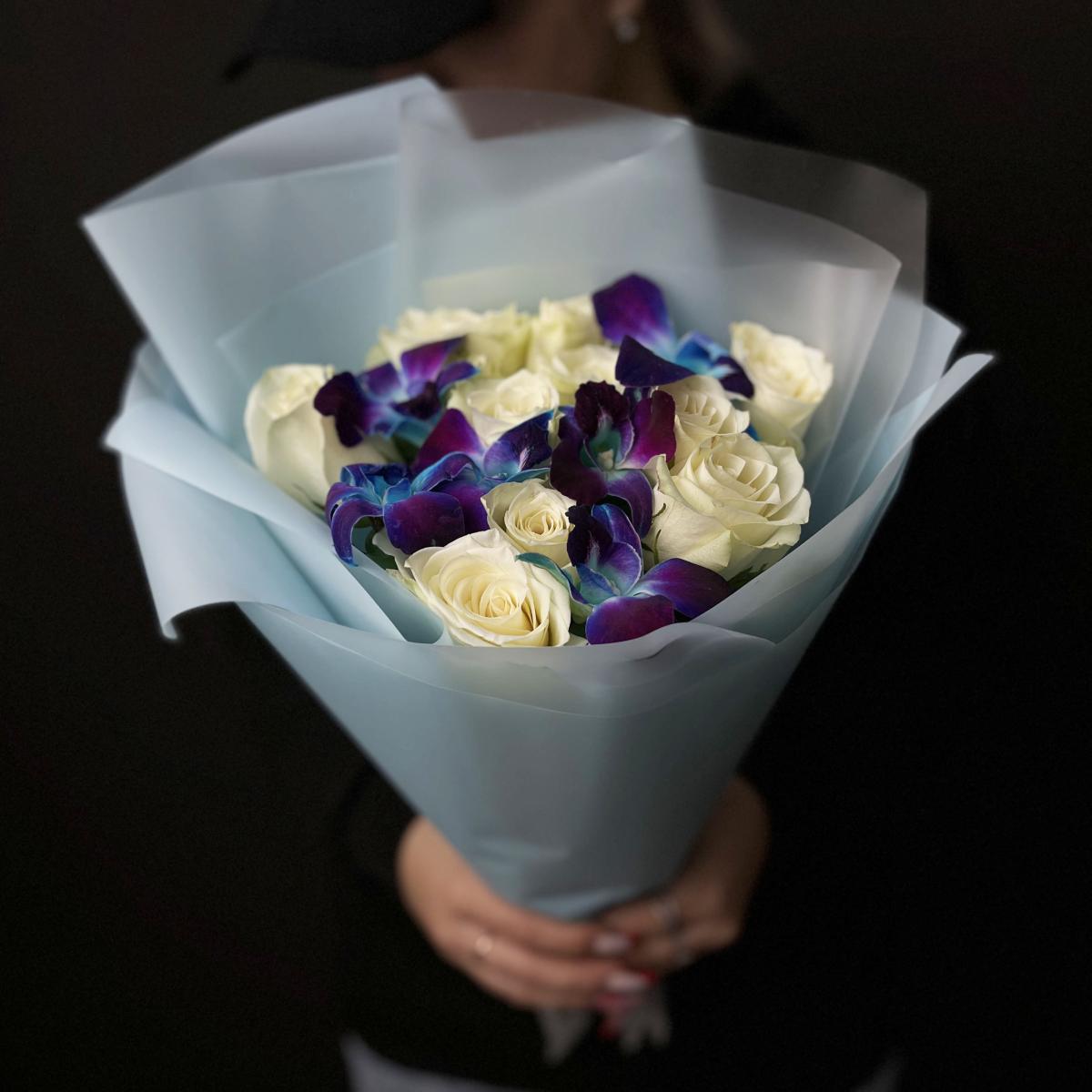 Розы с орхидеями Дендробиумом