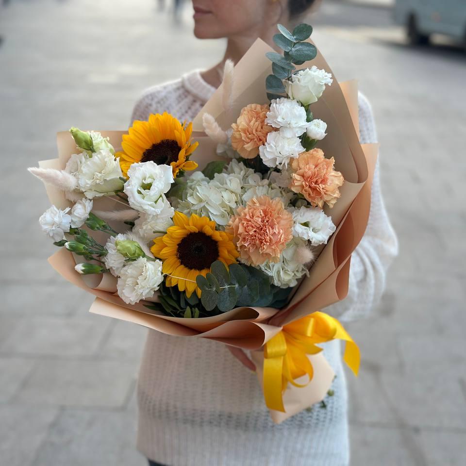 Букет с гелиантусами и белыми гвоздиками