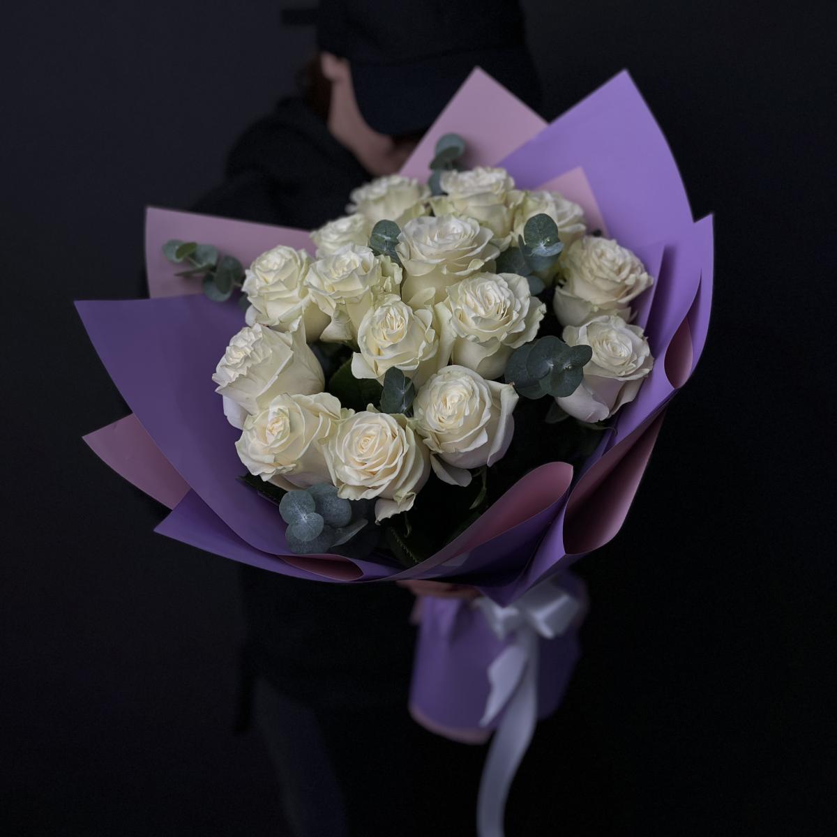 Букет 15 роз 40 см с эвкалиптом