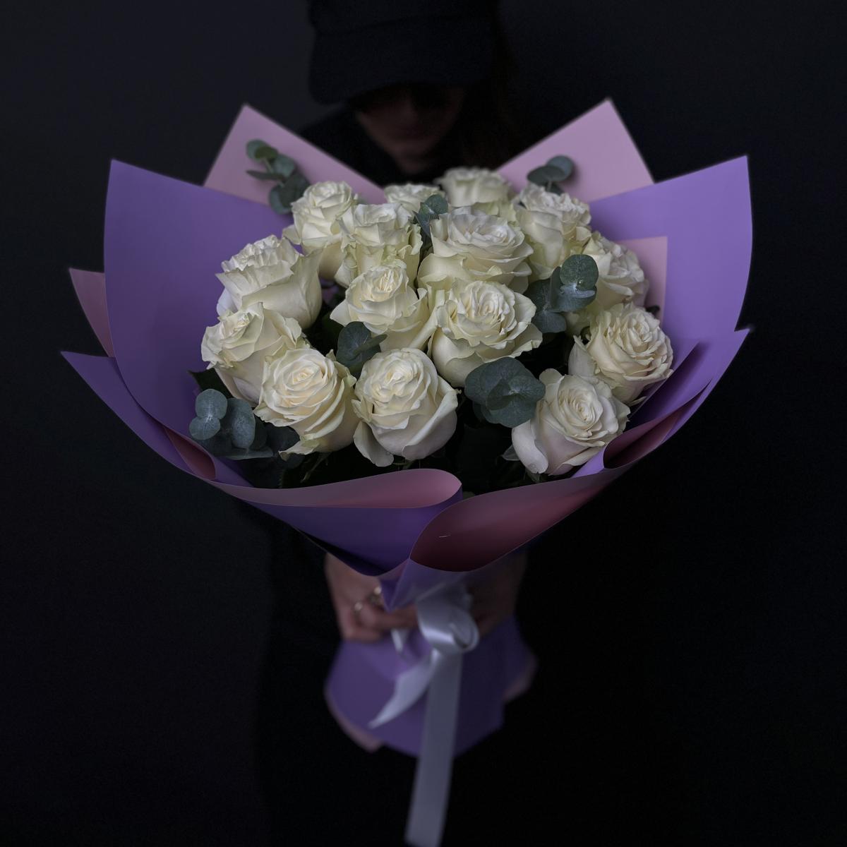 Букет 15 роз 40 см с эвкалиптом