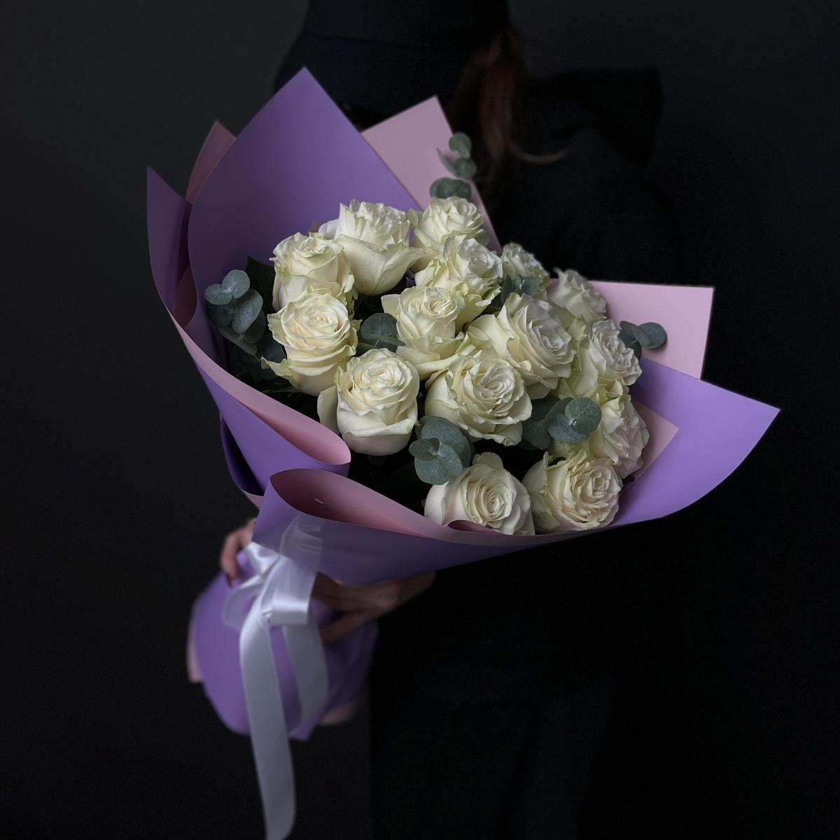 Букет 15 роз 40 см с эвкалиптом