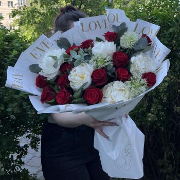 Букет с розами и аллиумом