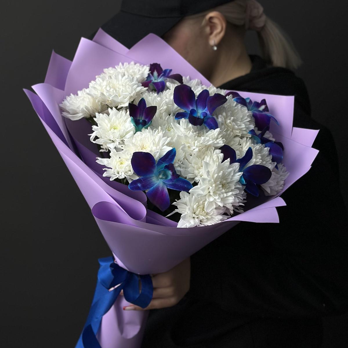 Хризантемы с синими орхидеями