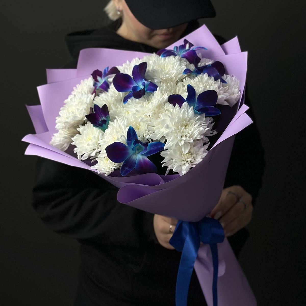 Хризантемы с синими орхидеями