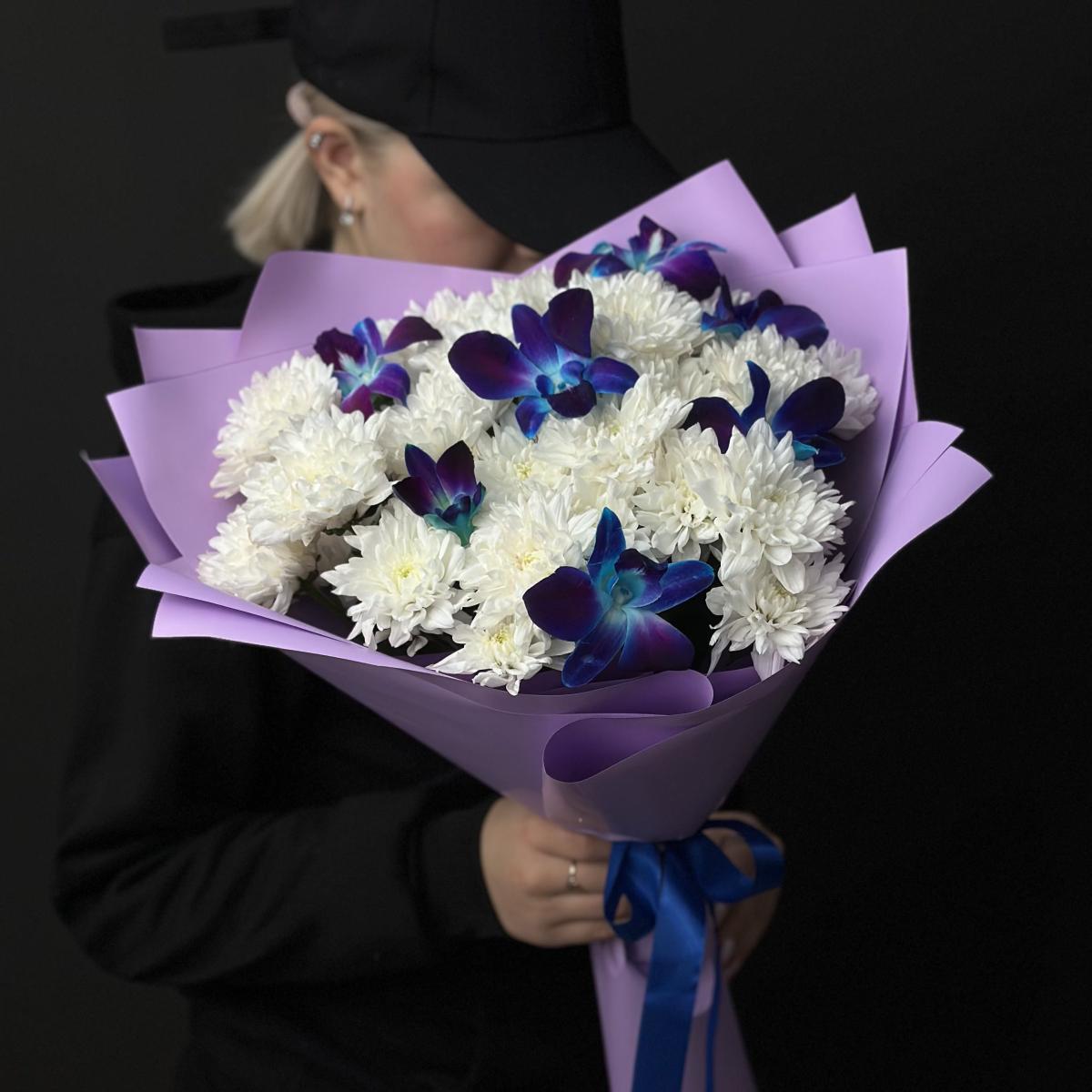 Хризантемы с синими орхидеями