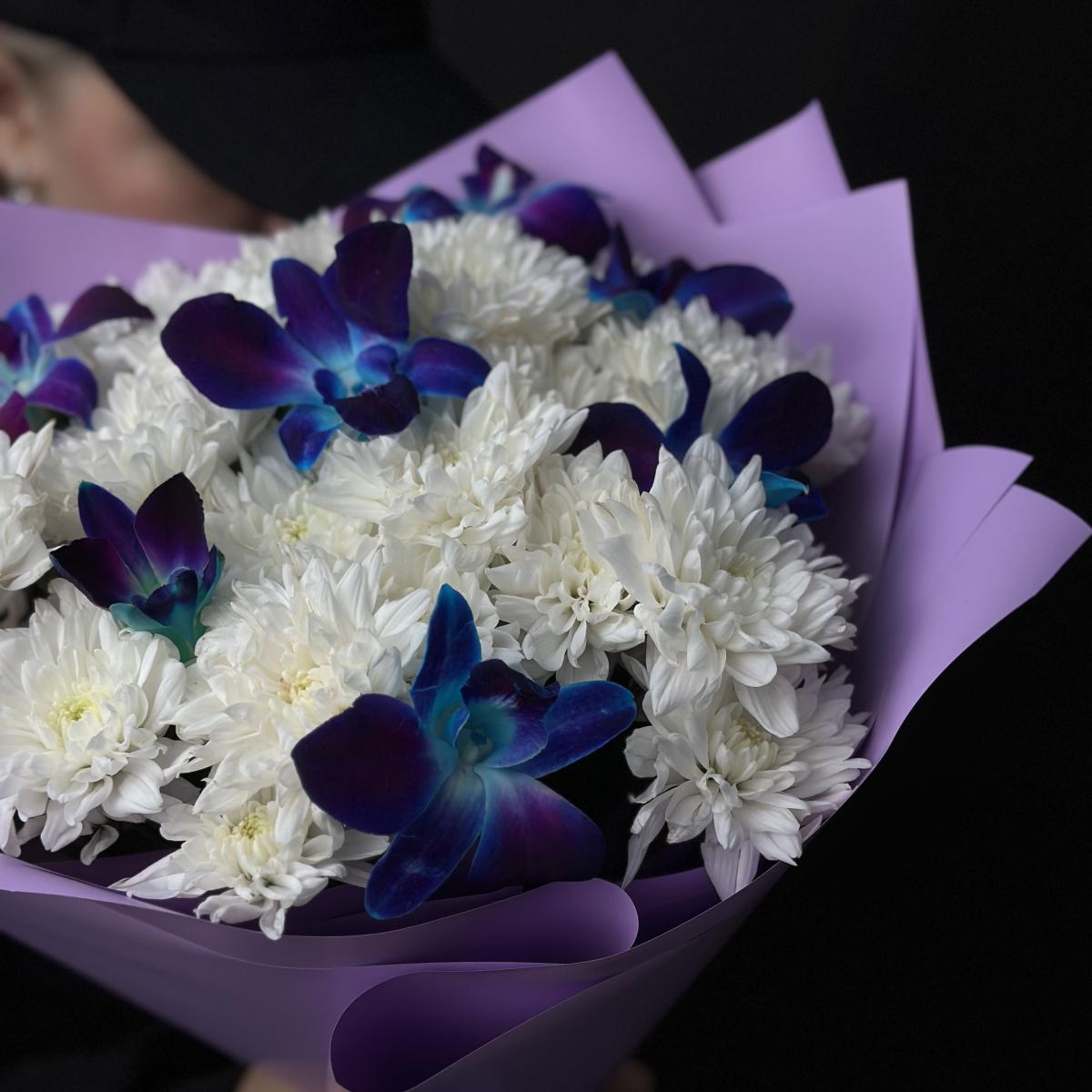 Хризантемы с синими орхидеями