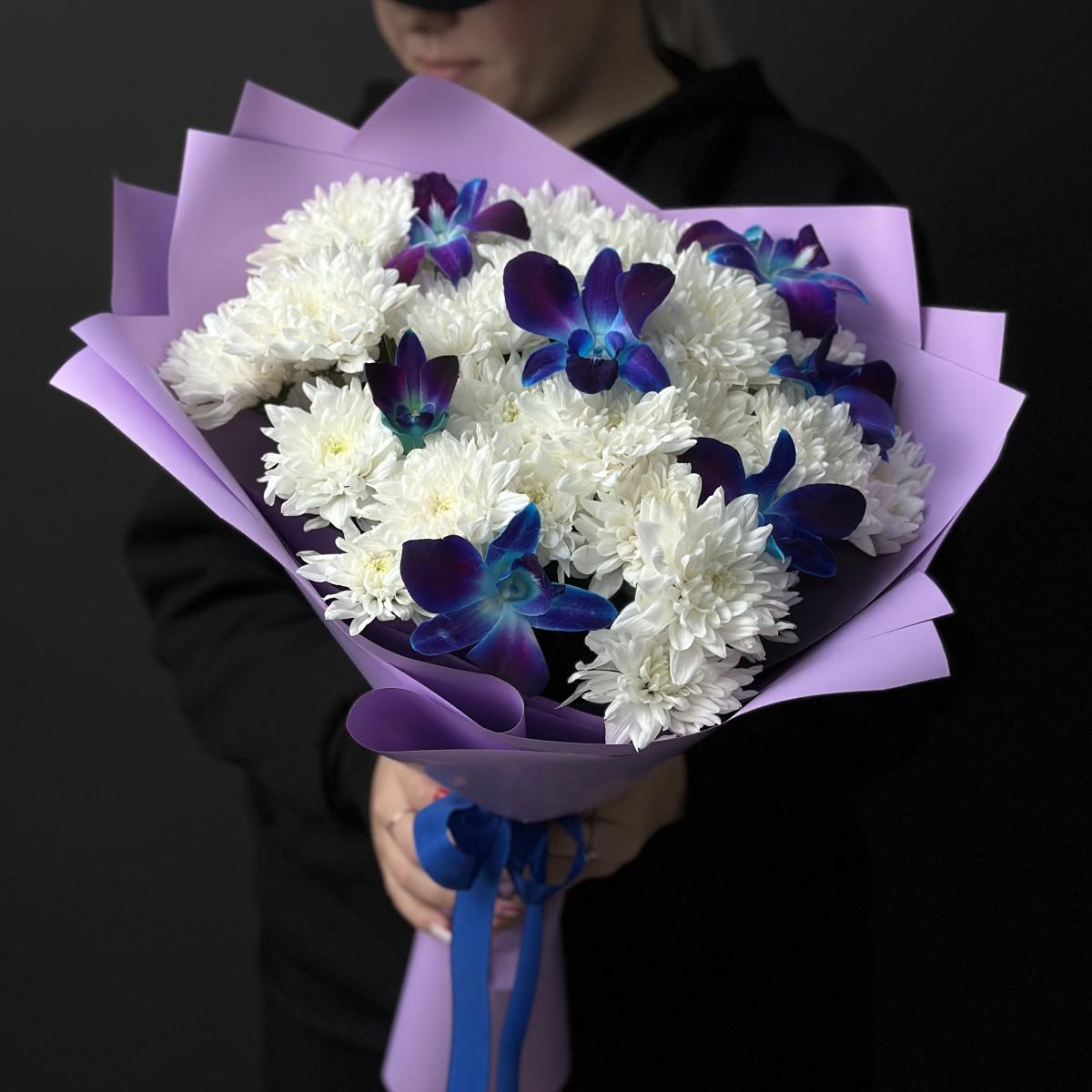 Хризантемы с синими орхидеями