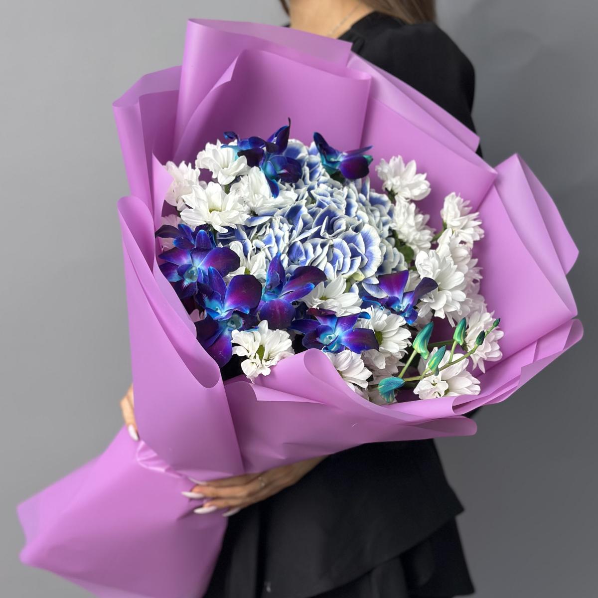 Ромашки с гортензией и орхидеями