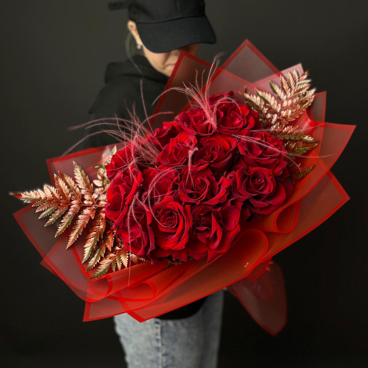 15 роз со стифой