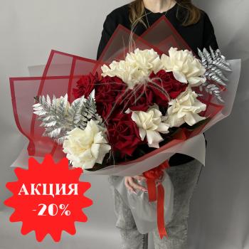 Букет из роз, сухоцветов и папоротников