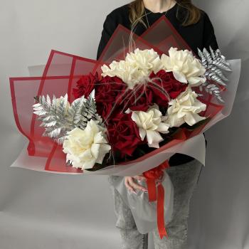 Букет из роз, сухоцветов и папоротников