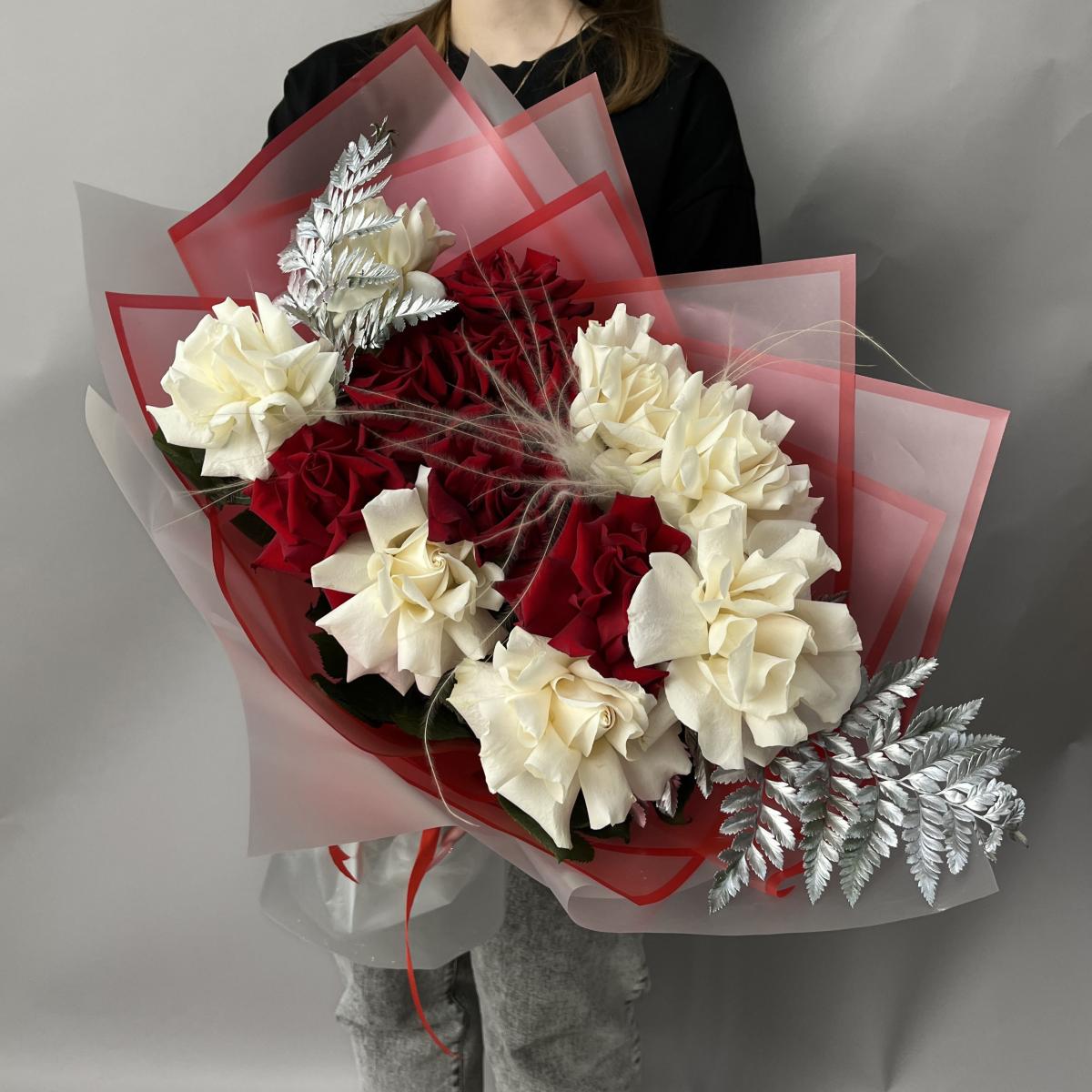 Букет из роз, сухоцветов и папоротников