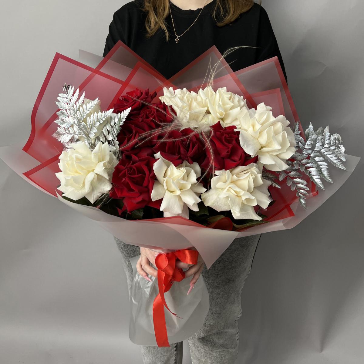 Букет из роз, сухоцветов и папоротников