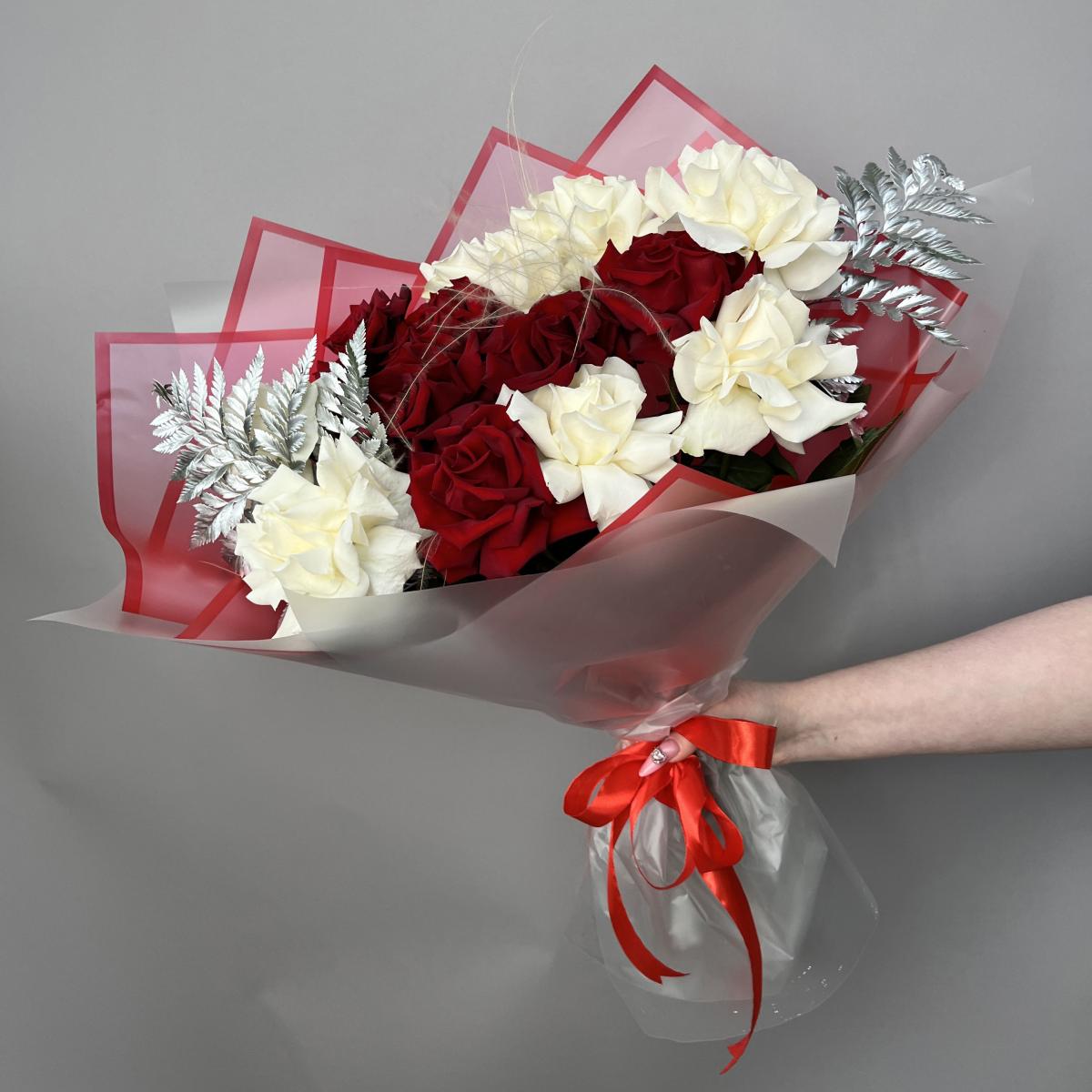 Букет из роз, сухоцветов и папоротников