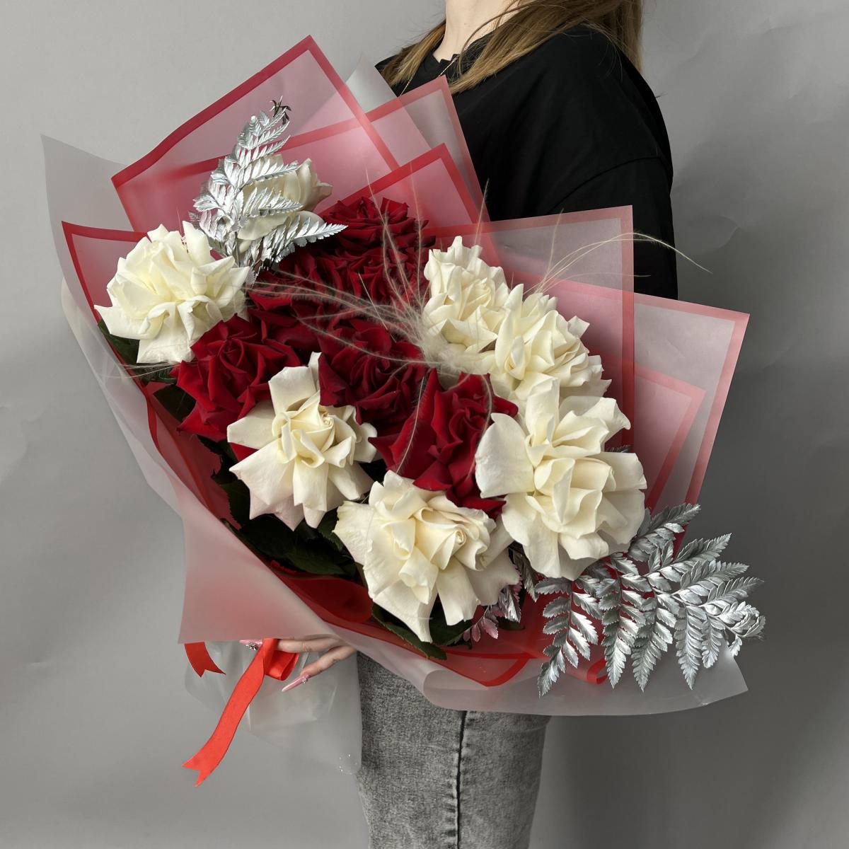 Букет из роз, сухоцветов и папоротников