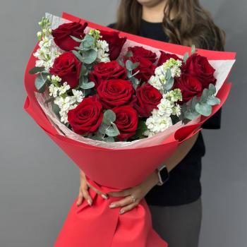 Красные розы с белой маттиолой