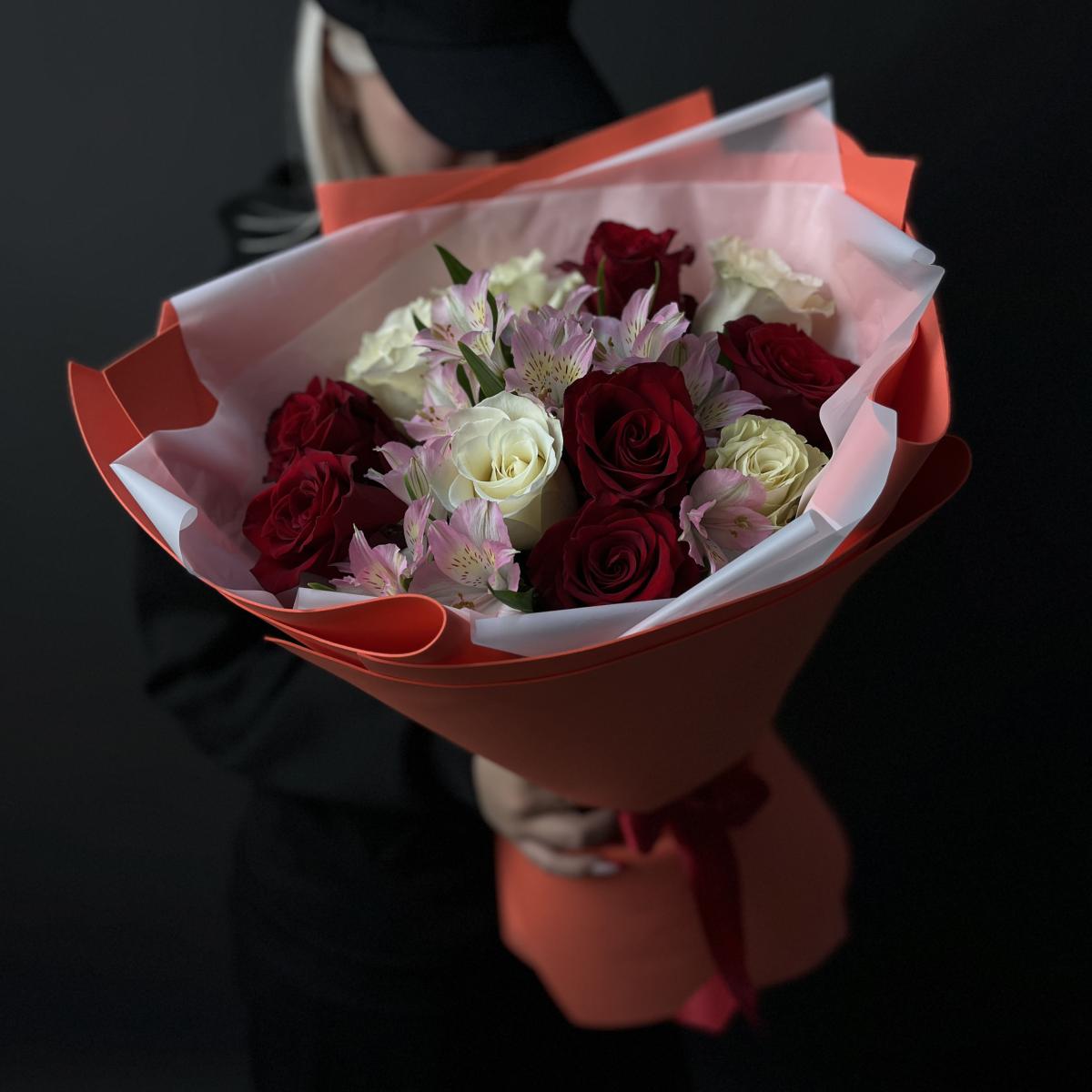 Букет из 11 роз с альстромериями