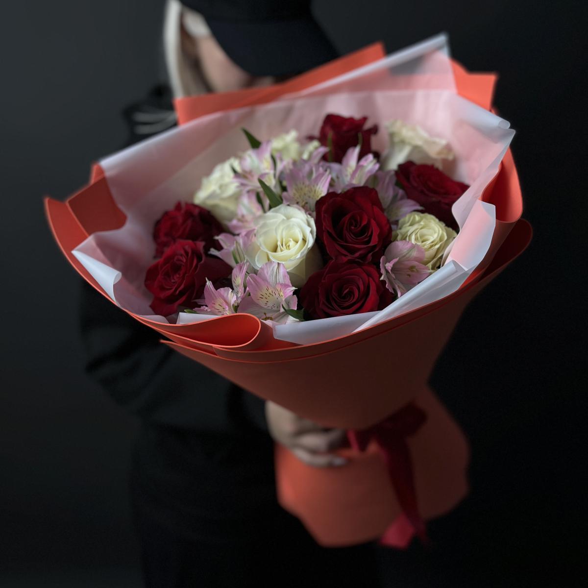 Букет из 11 роз с альстромериями
