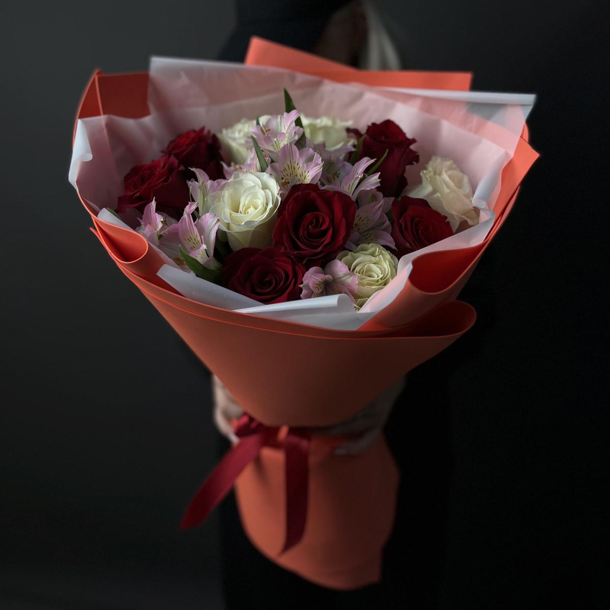 Букет из 11 роз с альстромериями