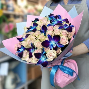 55 розовых роз с орхидеями