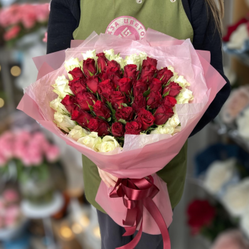55 роз в форме сердца