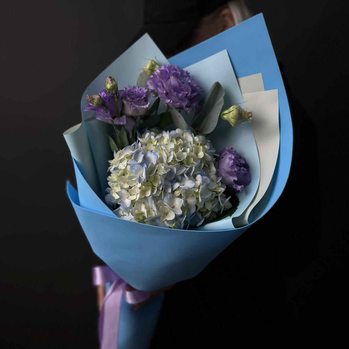 Букет с гортензией и розовыми лизиантусами