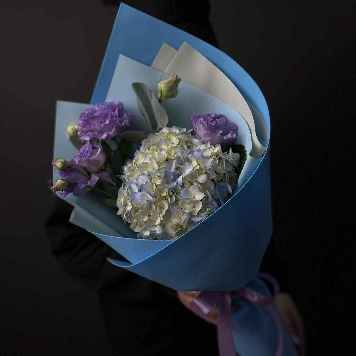 Букет с гортензией и розовыми лизиантусами