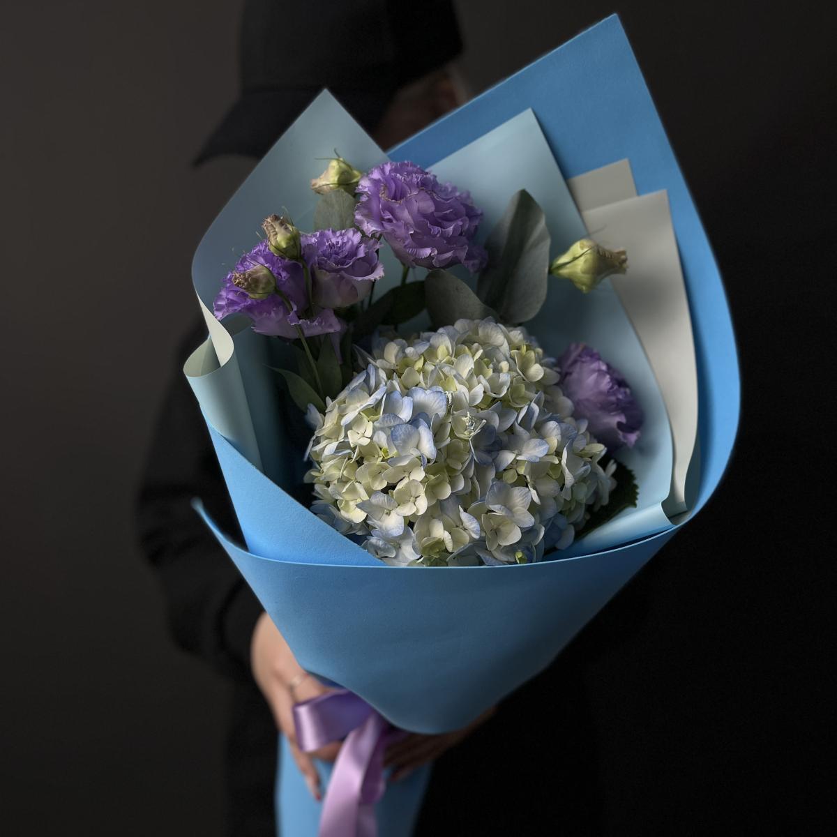 Букет с гортензией и розовыми лизиантусами