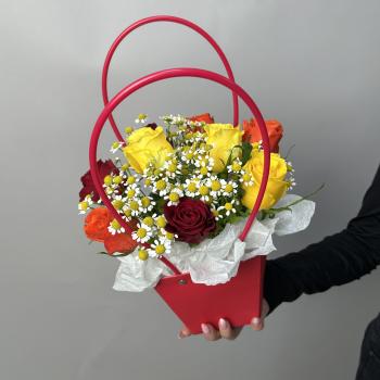 Сумочка с розами и матрикарией