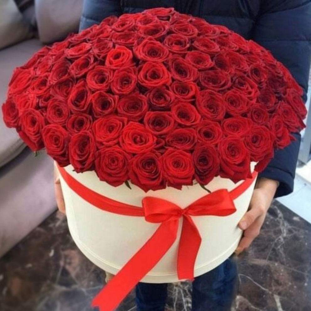 101 красная роза в белой коробке