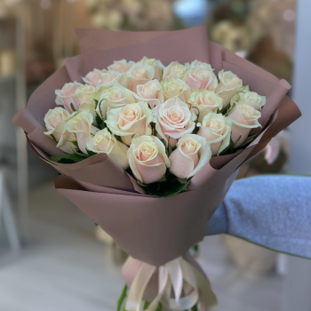 25 кремовых роз