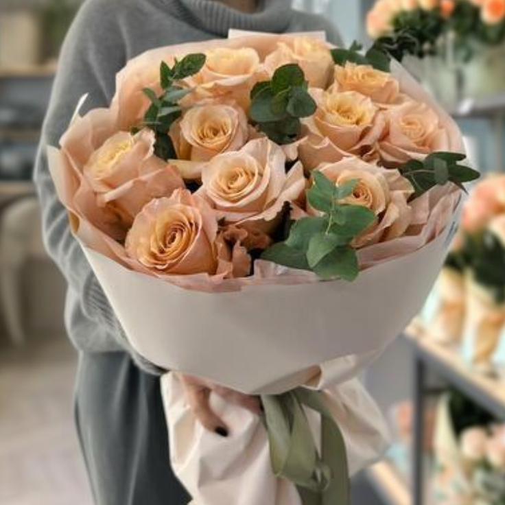 15 персиковых роз с эвкалиптом