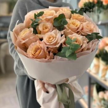 15 персиковых роз с эвкалиптом