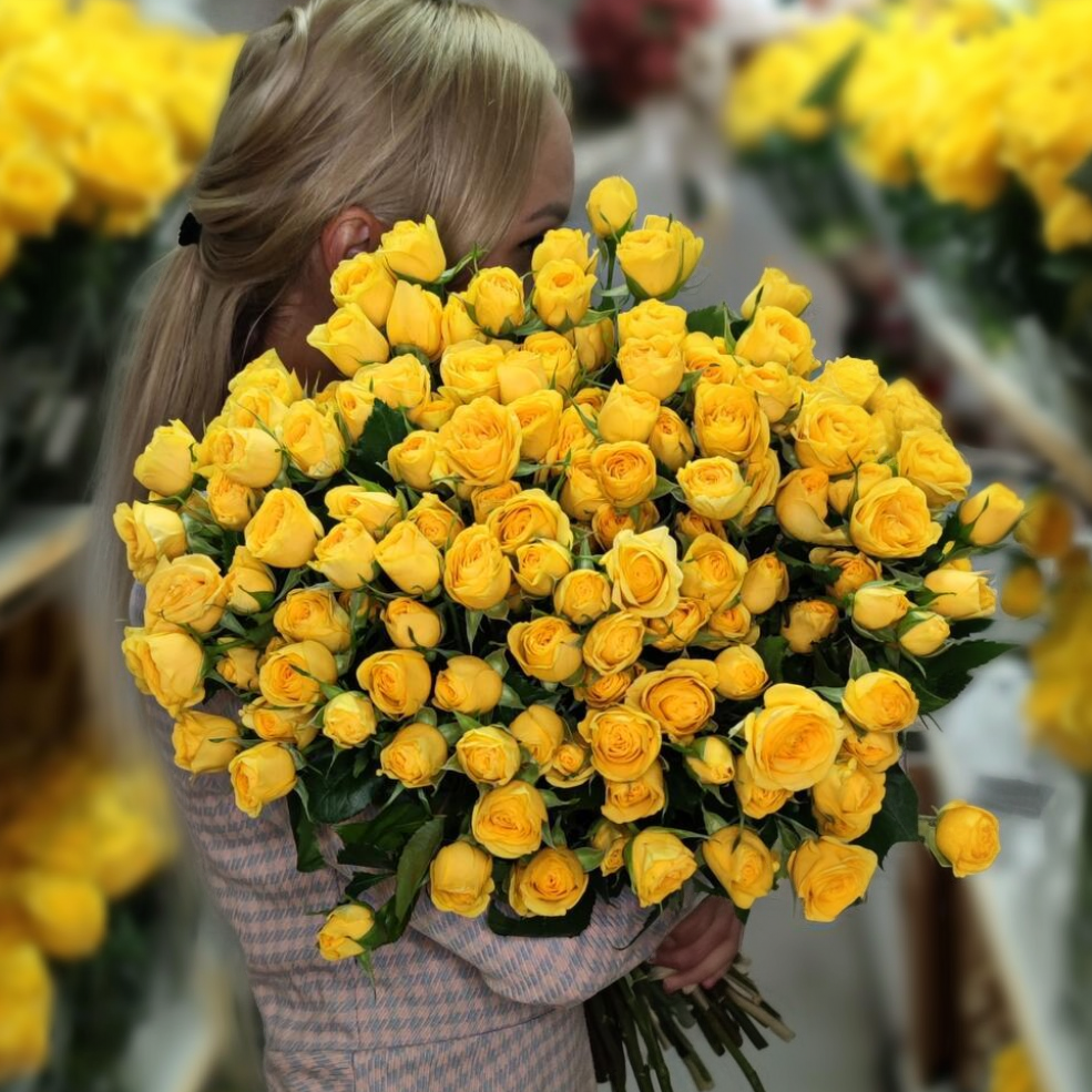 15 кустовых жёлтых роз