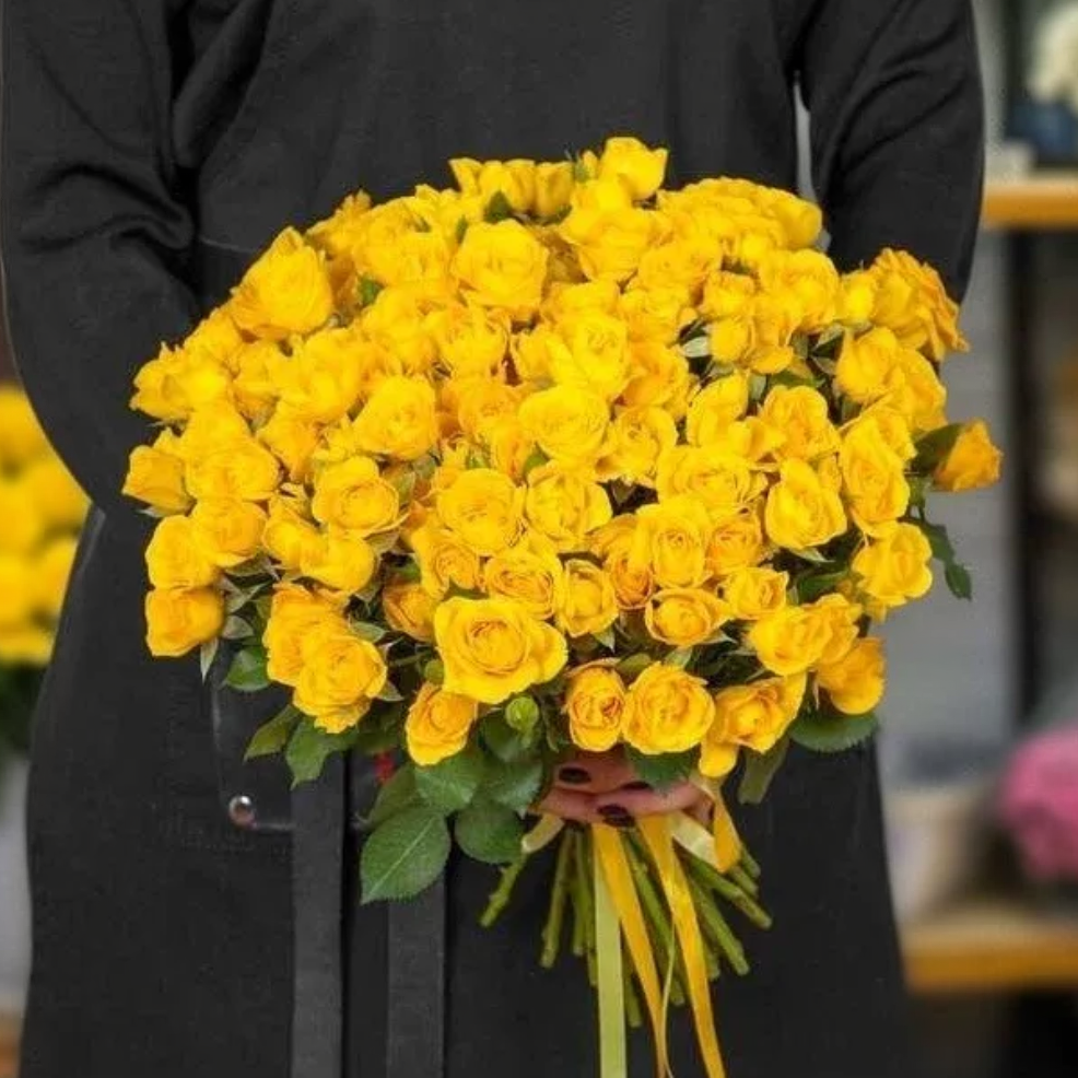 17 кустовых жёлтых роз